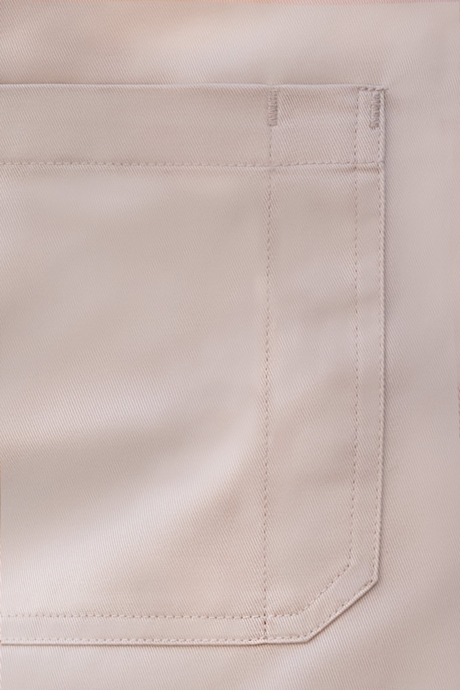Bib apron close up pocket, stitch reinforcement